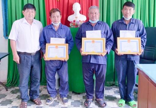 An Giang: Khen thưởng đột xuất những công nhân môi trường trả lại của rơi