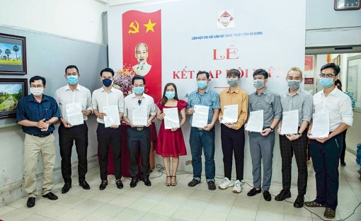 Liên hiệp các Hội Văn học- Nghệ thuật tỉnh An Giang kết nạp hội viên mới năm 2022