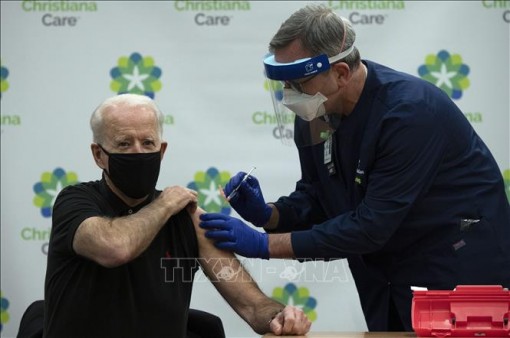 Tổng thống Mỹ tiêm mũi tăng cường thứ hai vaccine ngừa COVID-19
