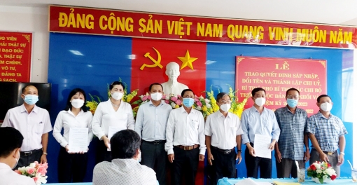 Trao quyết định sáp nhập, thành lập chi bộ trực thuộc Đảng ủy Khối vận Châu Đốc