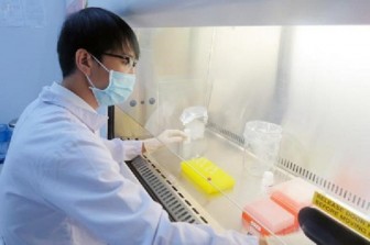 Việt Nam thử nghiệm vaccine phòng COVID-19 dạng xịt mũi giai đoạn 3