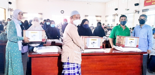 An Giang: Trao tặng 690 phần quà cho đồng bào dân tộc thiểu số Chăm