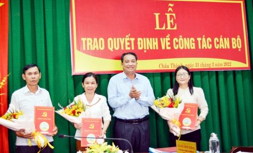 Châu Thành công bố và trao quyết định công tác cán bộ