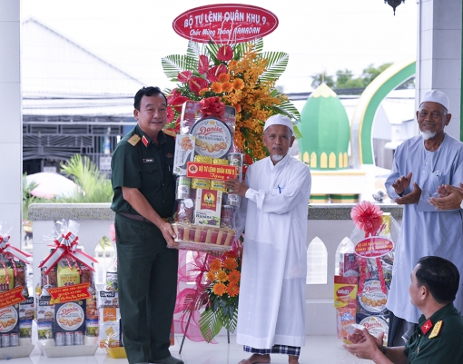Lực lượng vũ trang thăm, tặng quà nhân Tháng Ramadan