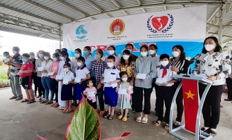 Huyện Phú Tân tổ chức các hoạt động chăm lo cho trẻ mồ côi do dịch COVID-19