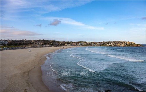 Sóng lớn 'nuốt chửng' bãi biển Bondi trứ danh ở Australia