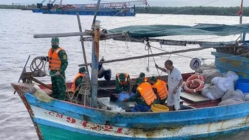 Bạc Liêu: Đồn Biên phòng Gành Hào cứu sống người bị nạn trên biển