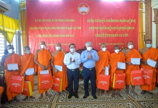 Chủ tịch Ủy ban Trung ương MTTQ Việt Nam chúc tết cổ truyền đồng bào Khmer tại Cần Thơ
