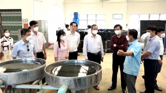 Đoàn công tác Tạp chí Cộng Sản tham quan các mô hình liên kết nuôi cá tra theo chuỗi giá trị  ở An Giang