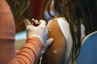 FDA Mỹ: Vaccine ngừa COVID-19 không thực sự hiệu quả trước 'Omicron tàng hình'