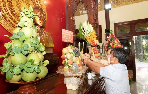 Bí thư Tỉnh ủy An Giang Lê Hồng Quang và Bí thư Tỉnh ủy Gia Lai Hồ Văn Niên viếng, dâng hoa, dâng hương Đền thờ Chủ tịch Tôn Đức Thắng