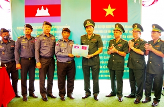 Bộ đội Biên phòng An Giang chúc Tết, tặng quà, vật tư y tế trị giá 2 tỷ đồng cho lực lượng vũ trang 2 tỉnh TaKeo và KanDal