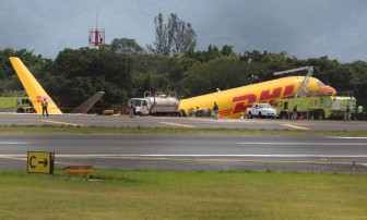 Costa Rica đóng cửa sân bay sau sự cố máy bay gãy đôi