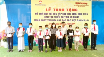 Trao học bổng hỗ trợ học sinh, sinh viên dân tộc thiểu số huyện Tịnh Biên