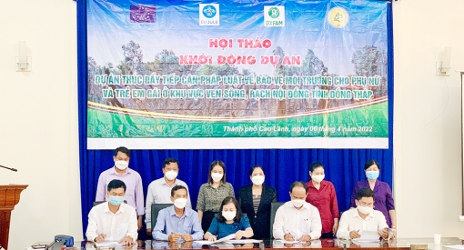 Giúp phụ nữ và trẻ em gái tiếp cận pháp luật bảo vệ môi trường