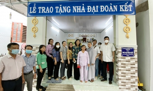 Trao nhà Đại đoàn kết cho hộ cận nghèo phường Mỹ Thới