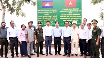 Lãnh đạo TX. Tân Châu thăm, chúc Tết cổ truyền Chôl Chnăm Thmây chính quyền và các lực lượng vũ trang huyện Leuk Deak