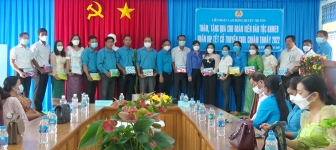Liên đoàn Lao động huyện Tri Tôn thăm cán bộ công đoàn nhân dịp Tết cổ truyền Chol Chhnam Thmay 2022