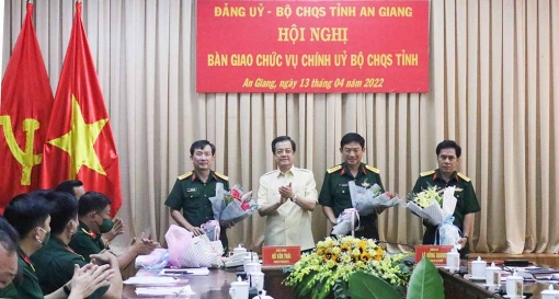 Bàn giao chức vụ Chính ủy Bộ Chỉ huy Quân sự tỉnh An Giang
