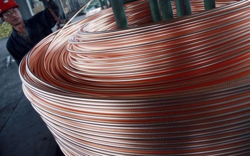 Giá dầu thô đảo chiều tăng 6%, kim loại cơ bản hút dòng tiền