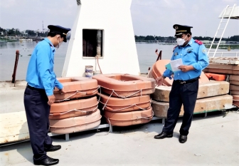 Đội Thanh tra giao thông số 2 kiểm tra an toàn giao thông đường thủy nội địa
