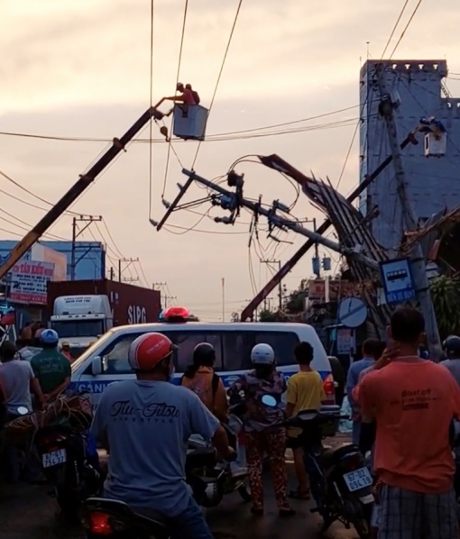 Mưa giông gây ảnh hưởng nhiều căn nhà trên địa bàn huyện Châu Phú