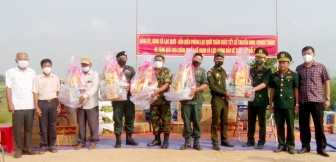Huyện Tri Tôn tặng quà Tết Chol Chnam Thmay phía bạn Campuchia