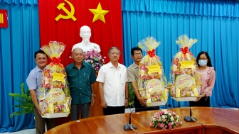Lãnh đạo huyện Tri Tôn chúc Tết Chol Chnam Thmay cán bộ chủ chốt