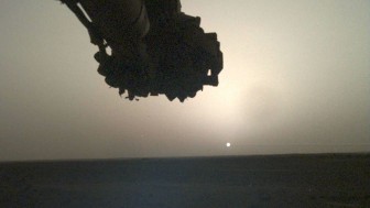 Ngắm bình minh trên sao Hỏa từ tàu đổ bộ của NASA