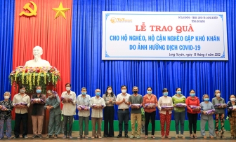 Tặng quà cho các hộ nghèo, khó khăn bị ảnh hưởng dịch COVID-19 ở TP. Long Xuyên