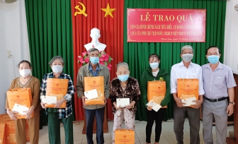 Trao 30 phần quà của Phó Chủ tịch nước Cộng hòa Xã hội Chủ nghĩa Việt Nam Võ Thị Ánh Xuân