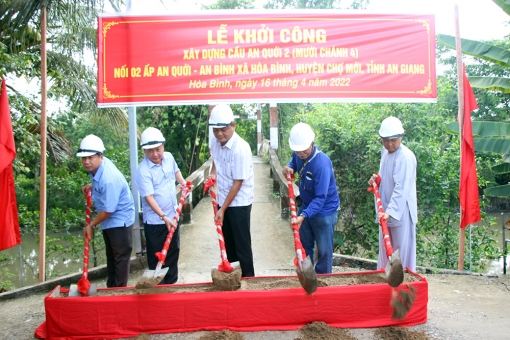 Công ty TNHH MTV Môi trường Vạn Hưng Tùng tài trợ 300 triệu đồng xây cầu nông thôn