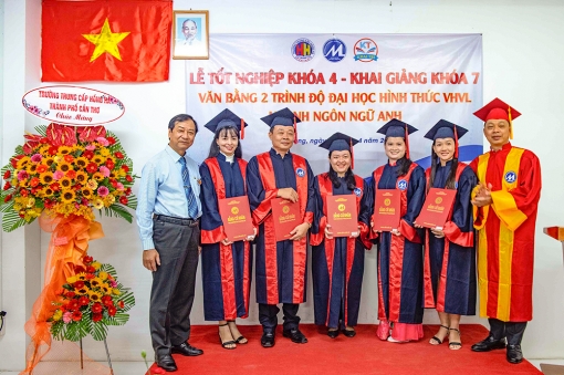 Trường Đại học Tài chính- Marketing bế giảng khóa 4 và khai giảng khóa 7 lớp văn bằng 2 liên thông đại học ngành Ngôn ngữ Anh