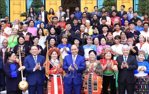 Chủ tịch nước gặp mặt già làng, trưởng bản, nghệ nhân người dân tộc thiểu số tiêu biểu