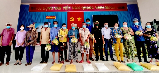 Tặng quà cho người nghèo biên giới An Giang