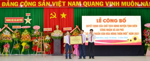 Xã An Phú đón bằng công nhận đạt chuẩn nông thôn mới