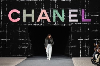 Chanel sử dụng vải tweed sáng tạo như thế nào?