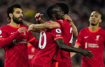Thắng 'hủy diệt' M.U, Liverpool leo lên ngôi đầu Premier League