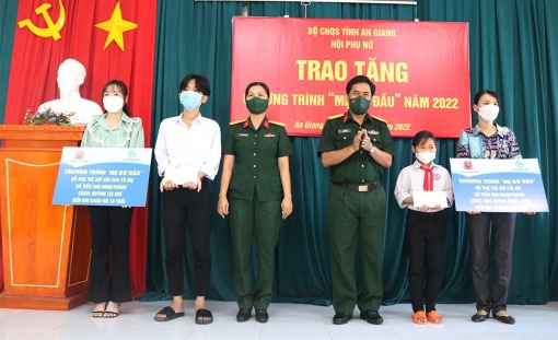 “Mẹ đỡ đầu” trong sắc áo xanh