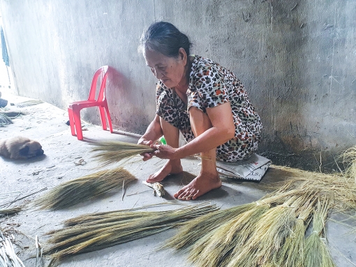 Những người làm chổi bông cỏ