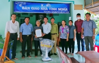 Bàn giao 2 căn nhà Tình nghĩa cho gia đình chính sách ở Tịnh Biên