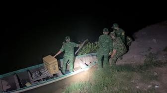 Đồn Biên phòng Cửa khẩu Long Bình bắt giữ 1.200 gói thuốc lá nhập lậu trên sông Hậu