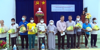 Hội Bảo trợ người khuyết tật, trẻ mồ côi và bệnh nhân nghèo tỉnh An Giang tặng quà cho người khuyết tật huyện Phú Tân