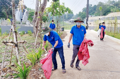 Ra quân vệ sinh môi trường khu vực núi Cấm