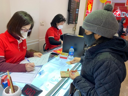 Giá vàng hôm nay 26/4: USD lên đỉnh 2 năm, vàng bị bán tháo