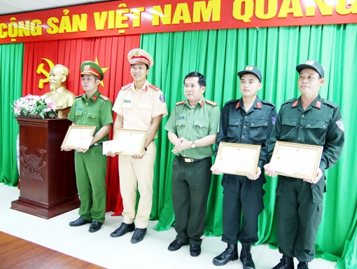 Giám đốc Công an An Giang khen thưởng đột xuất  4 cán bộ cứu người bị nạn