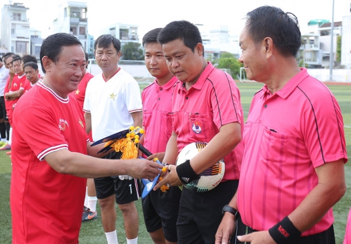 Giao lưu bóng đá và đấu giá các kỷ vật