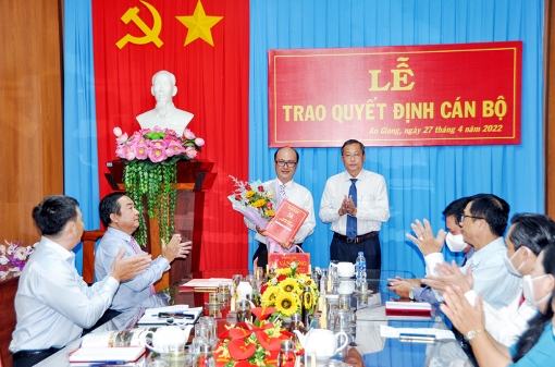 Ban Thường vụ Tỉnh ủy An Giang trao quyết định bổ nhiệm Phó Trưởng ban Tổ chức Tỉnh ủy