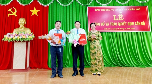 Ban Thường vụ Huyện ủy Châu Phú trao quyết định cán bộ
