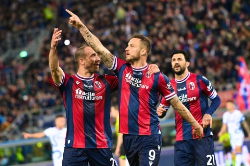 Inter thua ngược Bologna, AC Milan mở cờ trong bụng